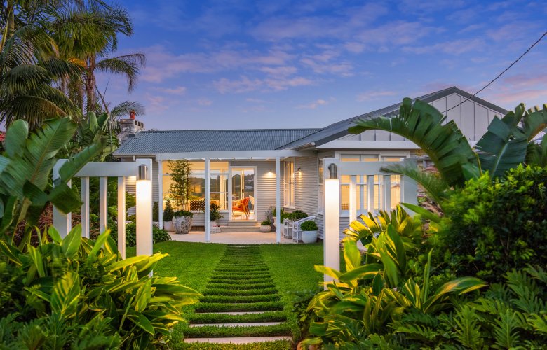 ReconDaily's tweet photo. This charming home’s prime ridgeline position between Palm and Whale Beaches offers spectacular panoramic #views. For sale by #PeterRobinson of LJ Hooker Palm Beach. See more: https://t.co/jA4lcfvrDX
#PalmBeach #WhaleBeach #oceanfronthome #oceanviewhome #NSW @ljhooker https://t.co/E4NoQPDUZ6