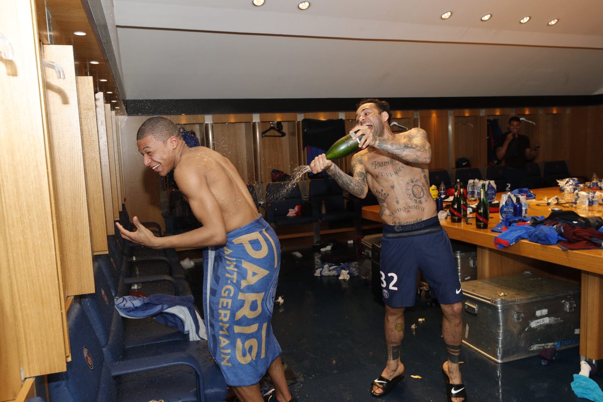 PSG_inside's tweet photo. Celebration in the locker room after the victory 🍾

🏆 #Champions https://t.co/6yYOxeZHlt