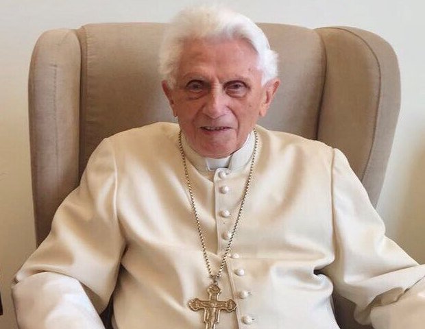 Le pape émérite Benoît XVI est, ce 4 sept. 2020 - à 93 ans et 141 jours -  le pape le plus ancien de l'histoire de l'Église catholique (Photo) Da2yJb_W0AAsi32