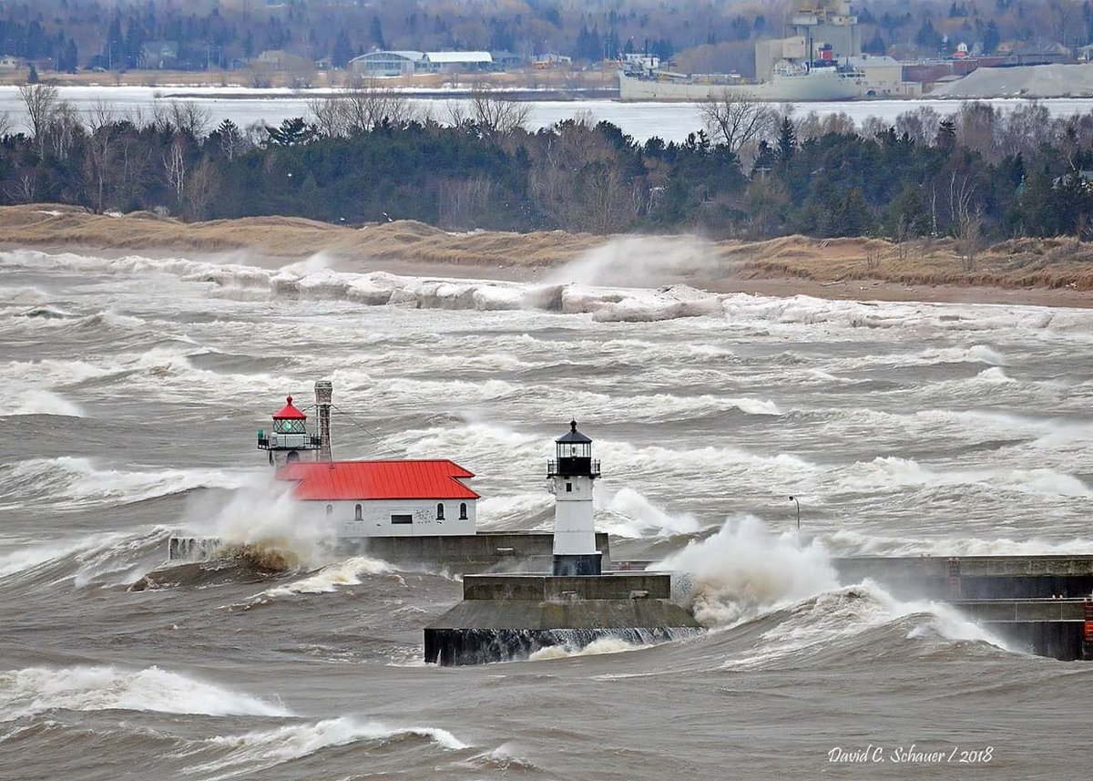 EverythinginMN's tweet photo. Massive waves in Canal Park yesterday in Duluth! Photo courtesy of David Schauer. https://t.co/DDHR9na8e7