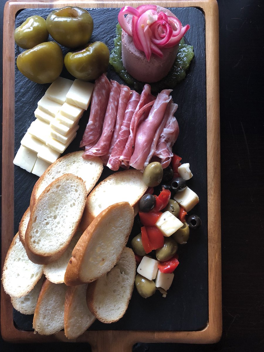 ChefJeffPhilbin's tweet photo. One of my favorites things to do on a rainy #SundayFunday in Tampa is watch movies with the #FamBam and make a homemade #charcuterie board for them to munch on! This is what family &amp; weekend lounging is all about!! 👨‍🍳🍽👪
.
.
.
.
.
#ChefJeffPhilbin #MasterChef https://t.co/ki7f3NiTOg