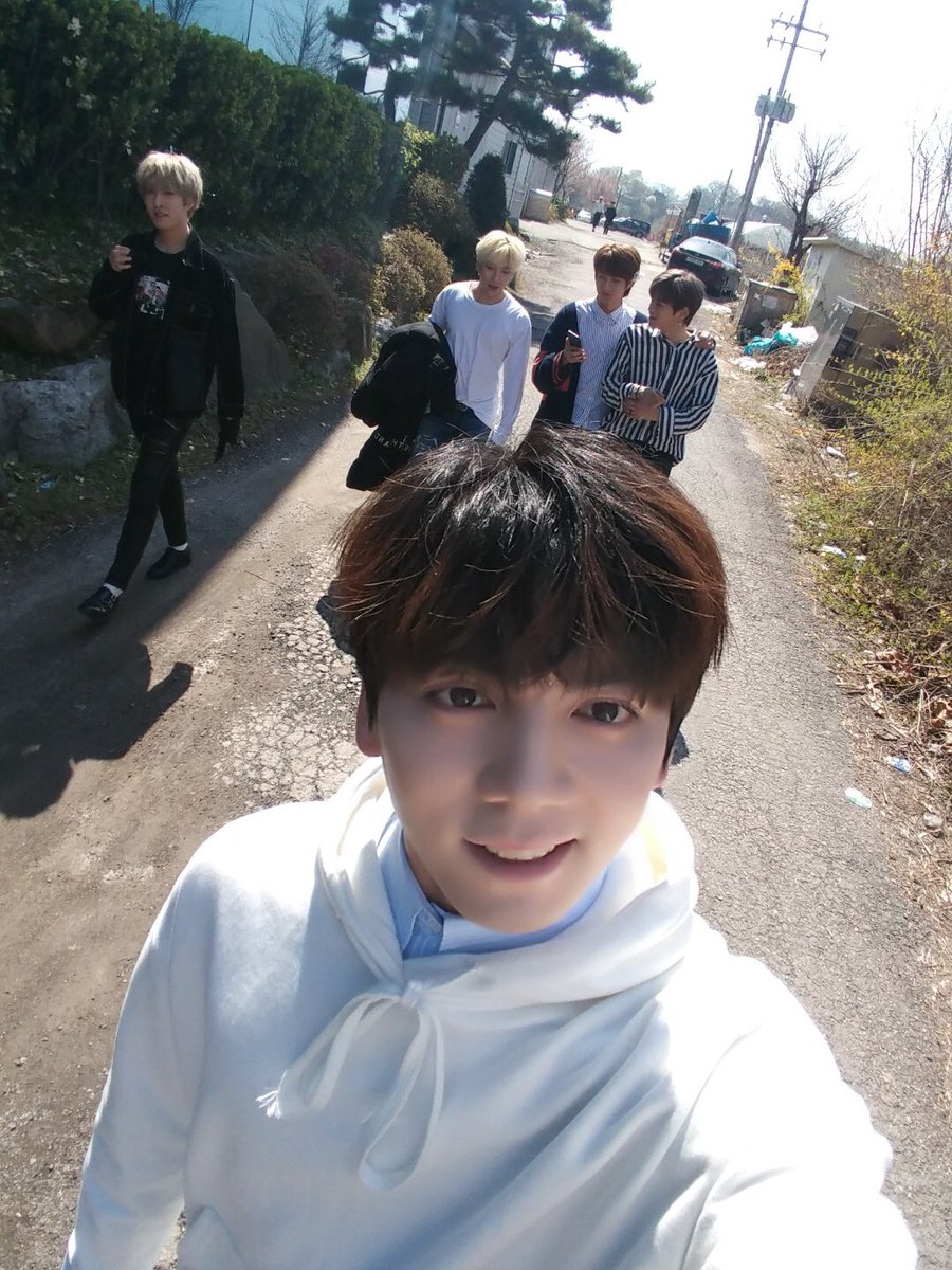 BAIKAL_official's tweet photo. 봄🌸봄🌼봄🌺 봄이 왔어요~ #스완 여러븐의 #바이칼 꽃도 피었습니다! ♪(๑ᴖ◡ᴖ๑)♪
#스완여러분의_배경화면을_책임집니다 
#누가_꽃이게? #케이빈 https://t.co/YyfKrljMbJ
