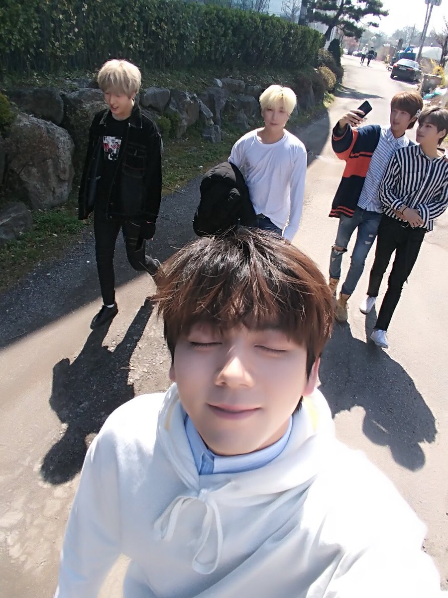 BAIKAL_official's tweet photo. 봄🌸봄🌼봄🌺 봄이 왔어요~ #스완 여러븐의 #바이칼 꽃도 피었습니다! ♪(๑ᴖ◡ᴖ๑)♪
#스완여러분의_배경화면을_책임집니다 
#누가_꽃이게? #케이빈 https://t.co/YyfKrljMbJ