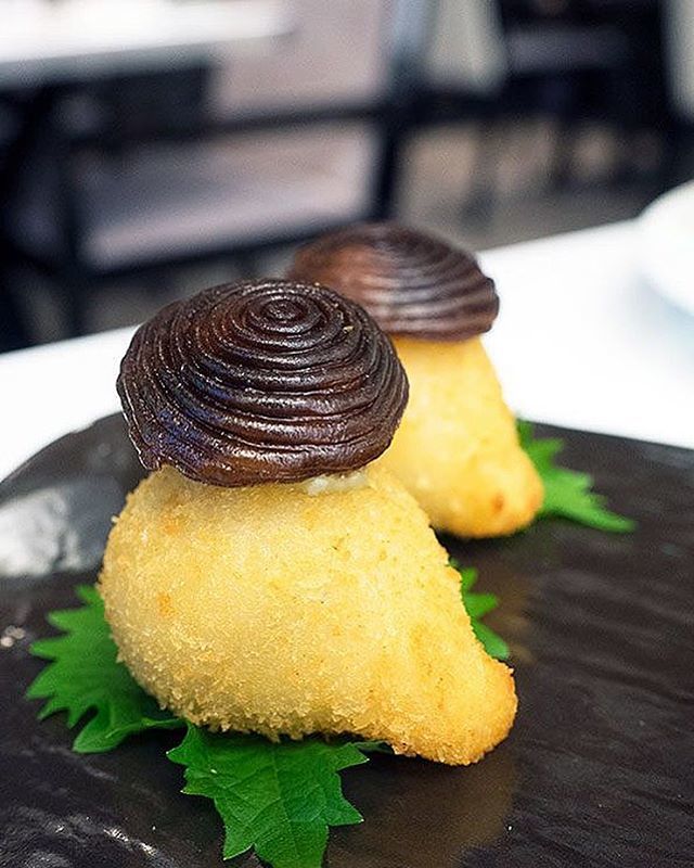 bellyrumbles's tweet photo. How cute are these snail shaped dumplings!⠀
And yes, they had snail inside them too, but were super delicious from @mitzosg ⠀
https://t.co/ZIv6zUgQIB⠀
.⠀
.⠀
.⠀
.⠀
.⠀
#mitzosg #visitsingapore #singapura #escargot #singaporean #singaporeanfood #foo… https://t.co/yeAIsCQSYK https://t.co/7pR68cAO9G