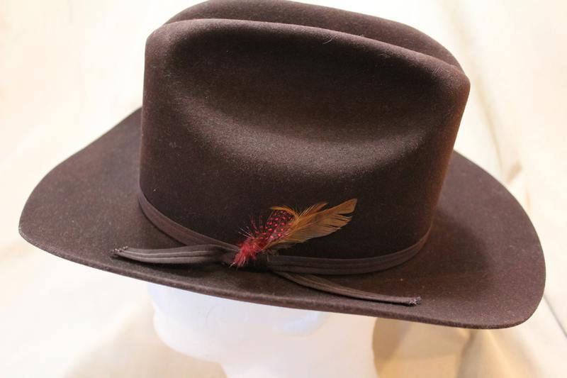 atticesoterica's tweet photo. Vintage  Custom Made Bee Hats  Dynafelt Deluxe Western Dark Brown Fur Felt  Men's Cowboy Hat Size 7  56cm https://t.co/8oclDqCpYj #Etsy #Vintage #AtticEsoterica #OutbackHat https://t.co/mwyLcZIjU8