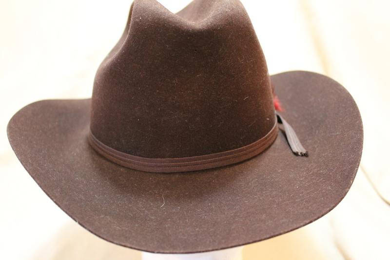 atticesoterica's tweet photo. Vintage  Custom Made Bee Hats  Dynafelt Deluxe Western Dark Brown Fur Felt  Men's Cowboy Hat Size 7  56cm https://t.co/8oclDqCpYj #Etsy #Vintage #AtticEsoterica #OutbackHat https://t.co/mwyLcZIjU8