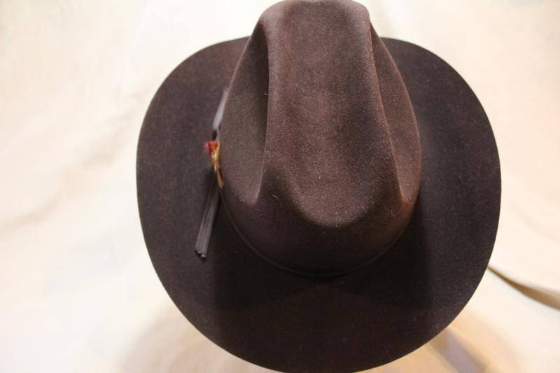 atticesoterica's tweet photo. Vintage  Custom Made Bee Hats  Dynafelt Deluxe Western Dark Brown Fur Felt  Men's Cowboy Hat Size 7  56cm https://t.co/8oclDqCpYj #Etsy #Vintage #AtticEsoterica #OutbackHat https://t.co/mwyLcZIjU8