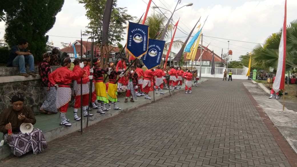 depokkec's tweet photo. Rombongan Utusan Dalem Kraton Ngayogyakarta sudah tiba di Kecamatan Cangkringan dalam Prosesi #LabuhanMerapi https://t.co/OQ3SRADTwt