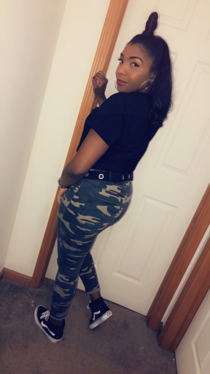 k__alise__'s tweet photo. #MGHH is a movement @_KLani :MUA 💄 me: Hair 💇🏾‍♀️ @AmBurr300 :CEO ! Coming for our bag all 2018 🤑 https://t.co/ocL3GV68Dd
