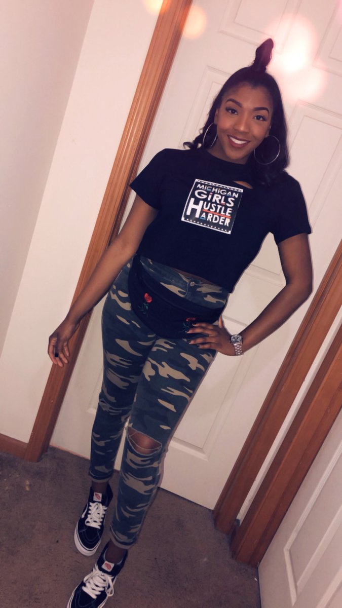 k__alise__'s tweet photo. #MGHH is a movement @_KLani :MUA 💄 me: Hair 💇🏾‍♀️ @AmBurr300 :CEO ! Coming for our bag all 2018 🤑 https://t.co/ocL3GV68Dd