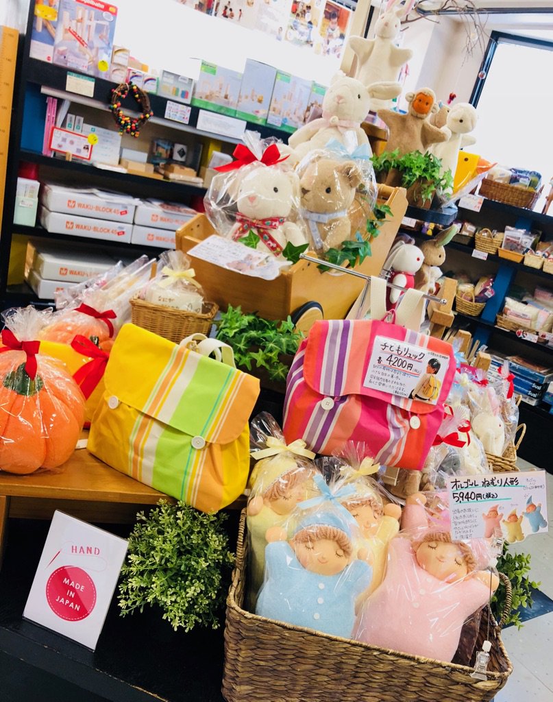 クレヨンハウス 東京店2階より 自由学園生活工芸研究所 コーナーが新しくなりました 想像力を育てるシンプルで飽きのこない造形のおもちゃは 何十年もの歴史をもつものが多く わたしが幼い頃に使っていたのと同じおもちゃをわが子にも使って