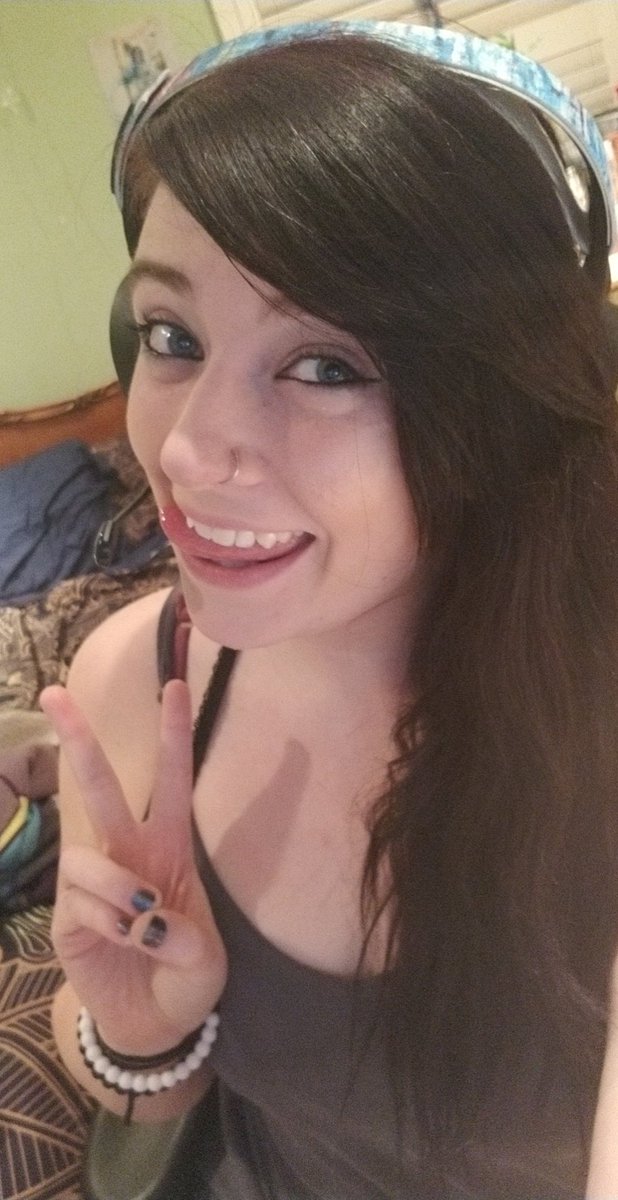 JessaRoar's tweet photo. Cant forget about #ladiesofb42 #livenow #comebugme #twitchkittens #ladystreamers #girlswhostream https://t.co/DjbJwVFPYe