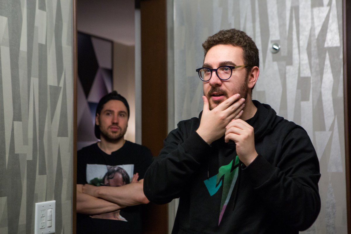 getRazorMD's tweet photo. @Chris_Royal1 Best of luck vs #Teamenvyus we kno ur BIG dilemma of the day was 2 shave or not? jk....Btw whoever's hand that is in pic has a def career as a hand model after HALO days! #Toxgaming #RAZORMD #GeorgeCostanza #HaloWC @getRazorMD #handmodeling https://t.co/ivYMxyQrLV
