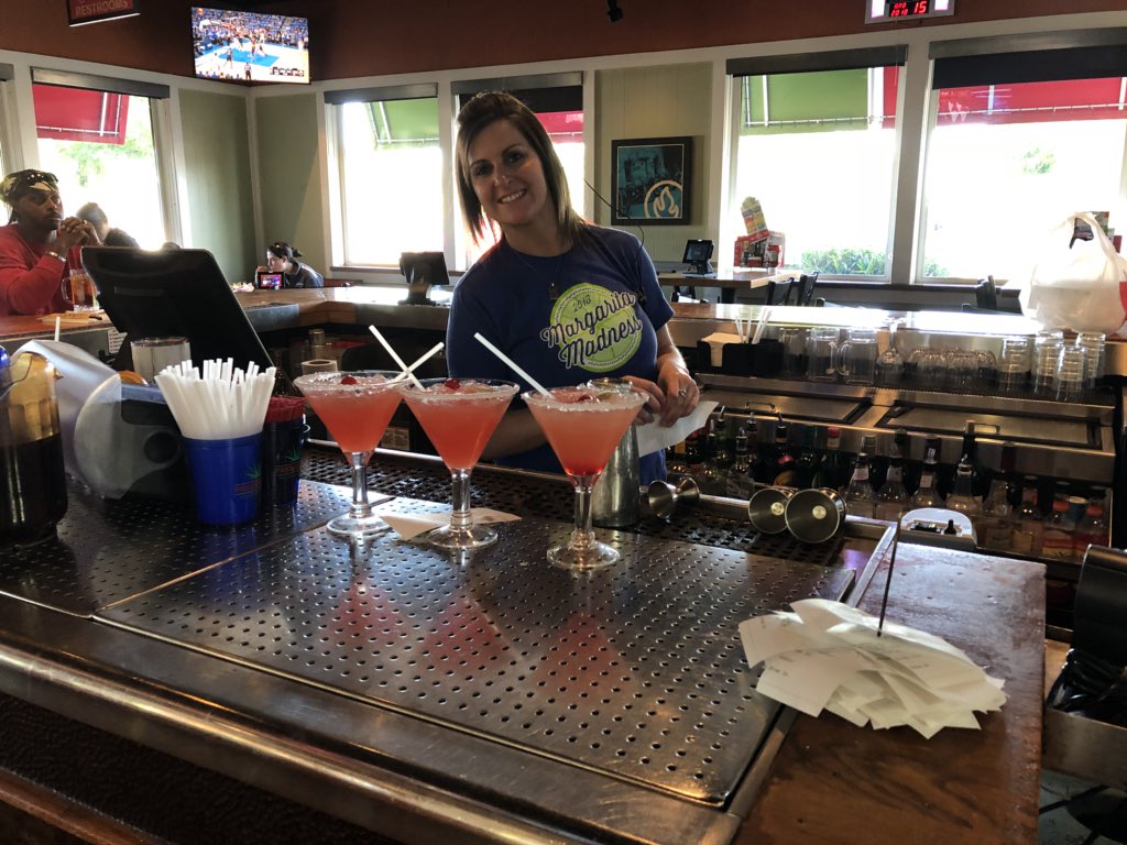 DaltonDunn12's tweet photo. Selling those Rita’s!!! The night is young keep it up guys! #margaritamadness #ritasritasritas #chilisjacksonville @ShawnGowin1421 @NonesErin @chilisdave https://t.co/HhrMW27fkZ