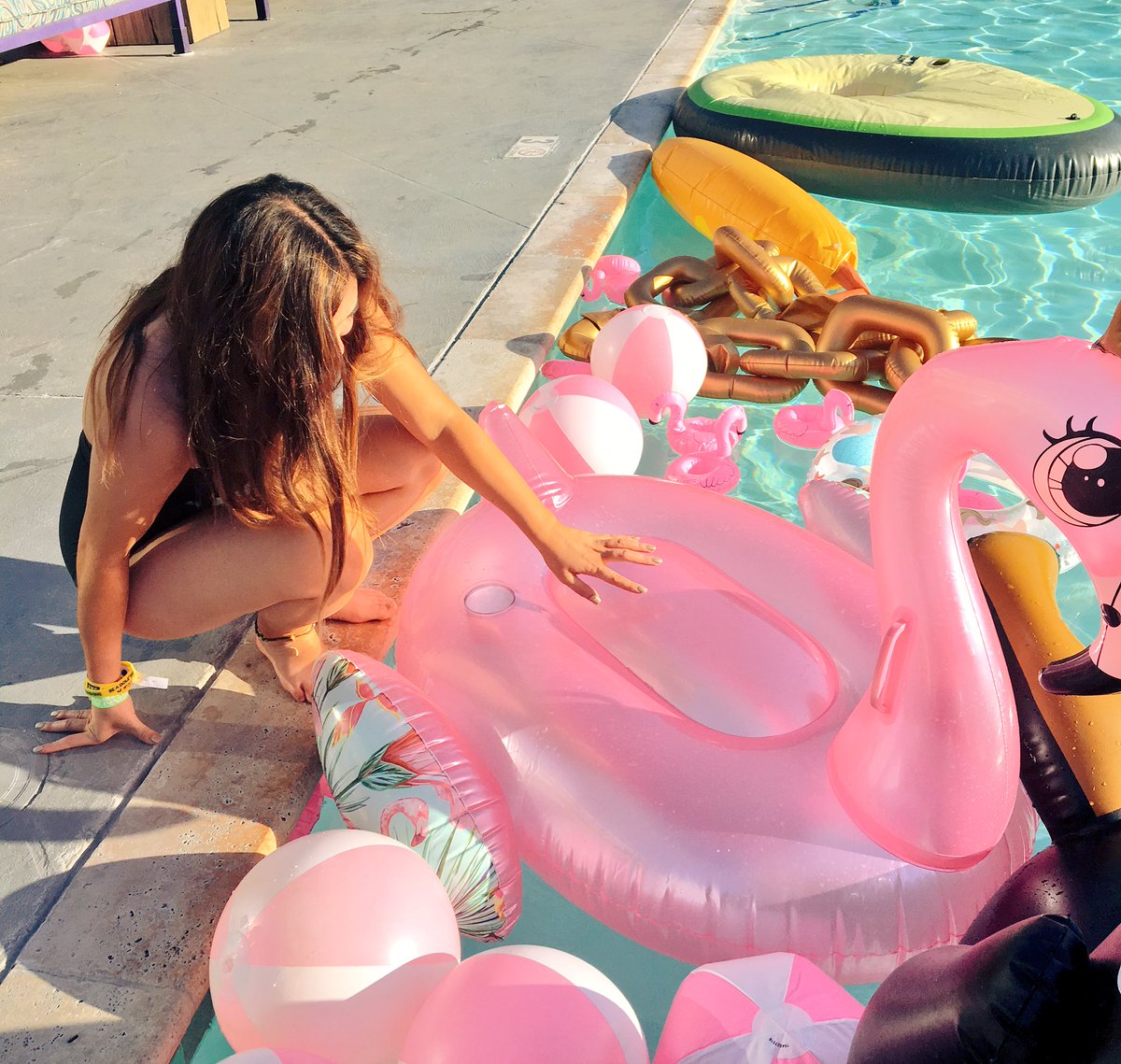 Oh_Airyca's tweet photo. Yikes decided to b a flamingo queen and avoid responsibility at Coachella this weekend 🙃 
#baksteps https://t.co/3yw9HclDRv