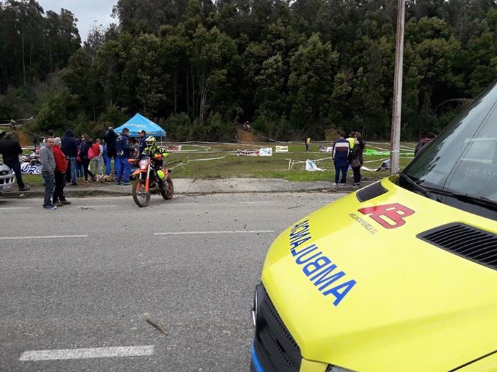 amb_burela's tweet photo. ⛰ En #Mondoñedo con nuestros amigos del #MotoclubEnduroMondoñedo en la Liga Galega da Moto de Campo. Como siempre un placer #CarreraSegura 🚑 https://t.co/p5xBQOq8tR