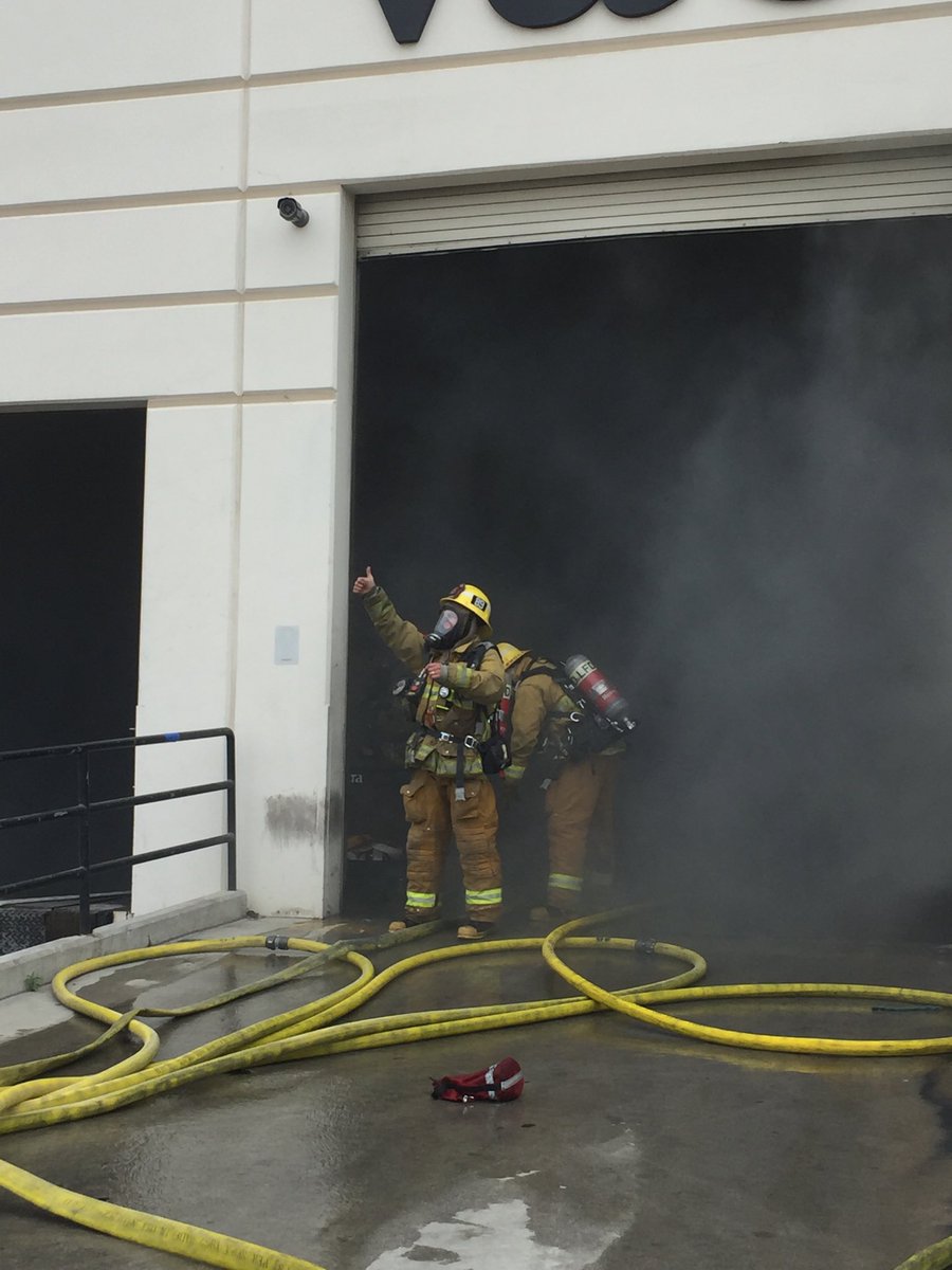 ValleyFireScan's tweet image. Thumbs up to @LAFD for the quick knockdown of a structure fire in 77s district. Small fire in a large commercial building