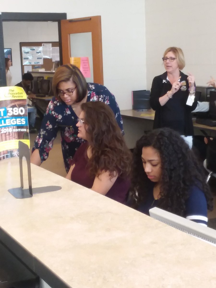 DarkHorseDoc's tweet photo. Thank you @sampsoncctweets, Our #CHSStudents can't go wrong with college advising from Sampson Community College and @tbblount3 ! https://t.co/Hrqj0TfKVu