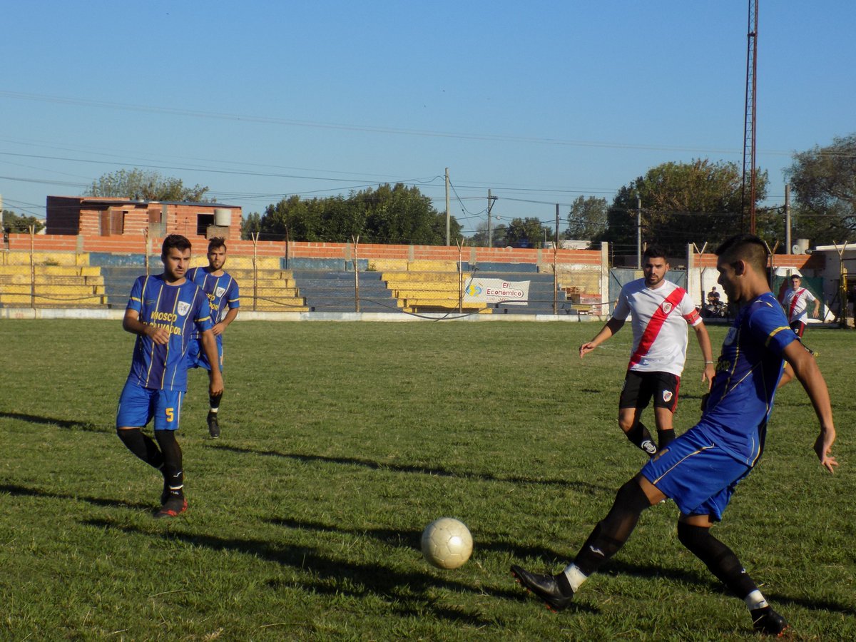 Este domingo por la tarde en el Coloso de Soler y América en el primer choque semifinal de la Copa Federación 12 de Octubre le ganó a River de Chacabuco por 2 a 1 con goles de Peñaloza de penal en el primer tiempo y Cejas. Naya para la visita.