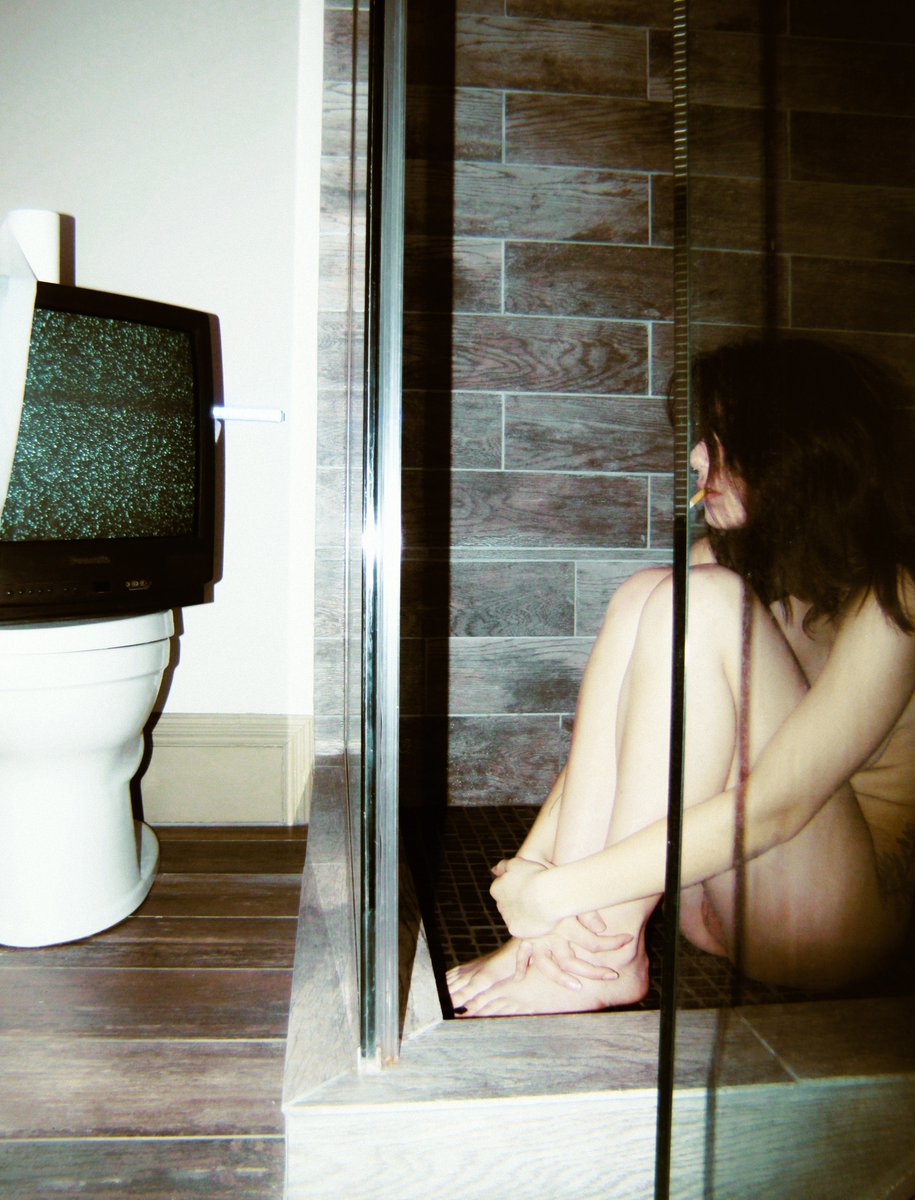 HOUSEOFSTUDIOS's tweet photo. “ 思考 “ , a small collection of images focusing on a young women in the bathroom feeling emotionless after being turned down for a spot on the upcoming Vogue Runway Show By @rafael__arturo featuring Bella Baidak for the Art of Fashion under @blackimagestudios Magazine https://t.co/Med86BDzeO