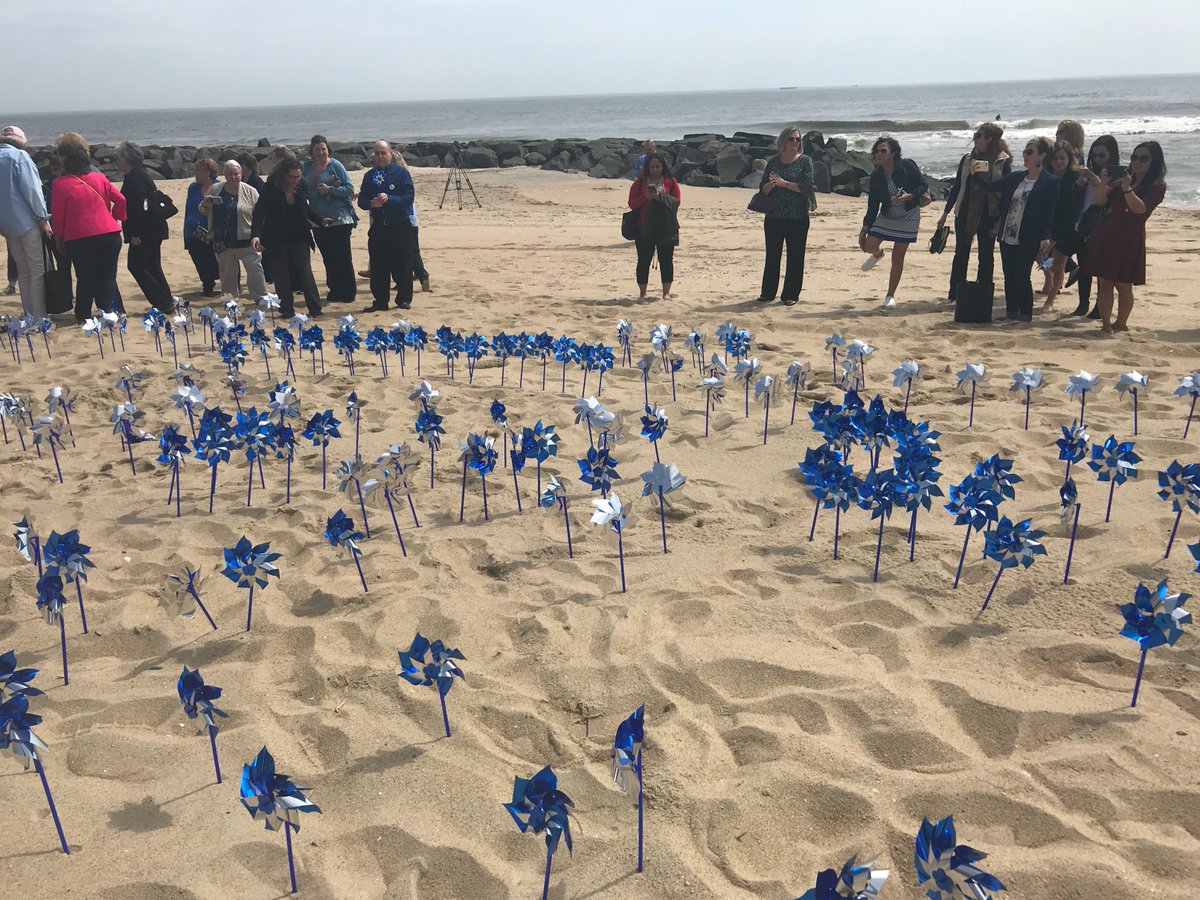 The Big Pinwheel Garden happened on Friday ! I felt honored to be a part of such an amazing event with my community .  @APCmtyEvents   #passthepinwheel