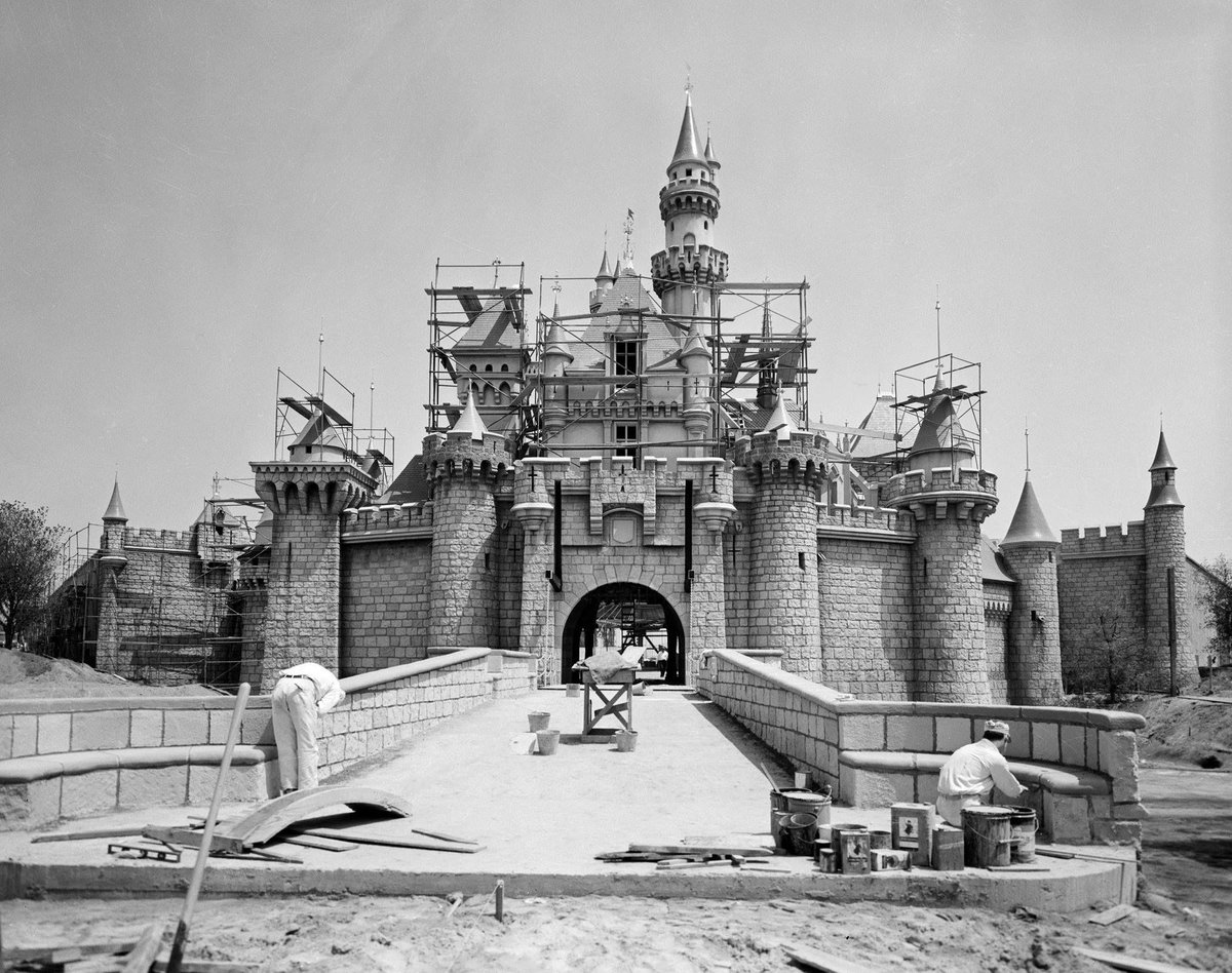 hellonavigo's tweet photo. The iconic Disneyland castle opened in 1955 and is the oldest of all Disney castles. The inspiration for this castle was drawn from the Neuschwanstein Castle in Germany. https://t.co/AlJjtUC5Du