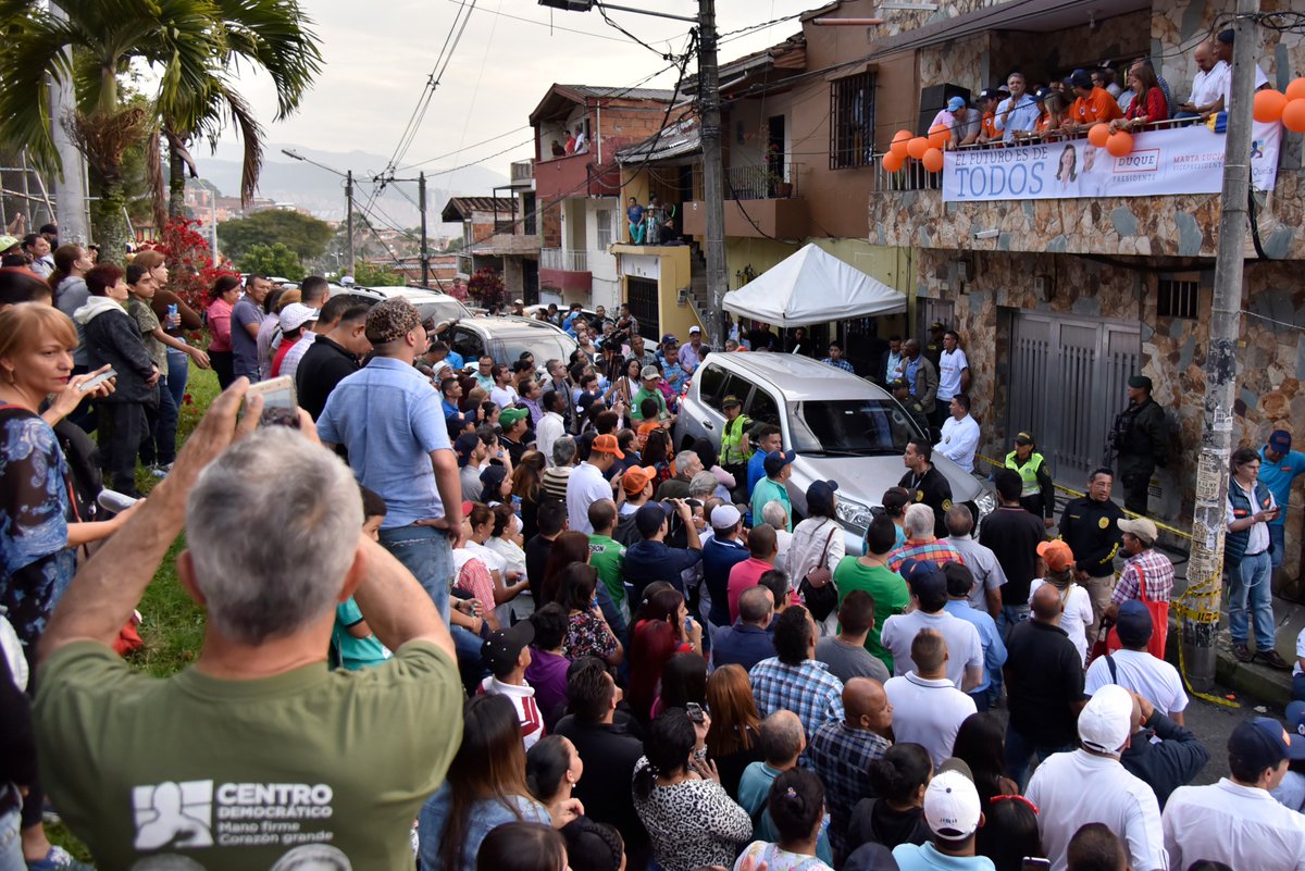 IvanDuque's tweet photo. #Manrique #Medellín No queremos ni socialismo ni continuismo. Proponemos una visión de futuro donde la gente se sienta segura, se impulse el emprendimiento y se genere equidad para todos #DuqueConLaComunidad #DuqueEsElQueEs https://t.co/7QT0z8OkzV