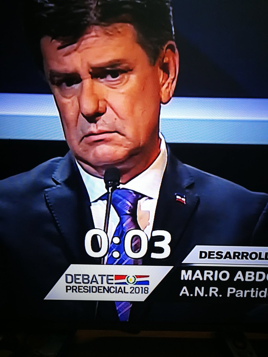 Elgroseroese's tweet photo. Aparte de su tradicional cara de culo, Efraín Alegre tiene el pin de la bandera paraguaya al revés: colores azul, blanco y rojo. https://t.co/RBm2AywEy2