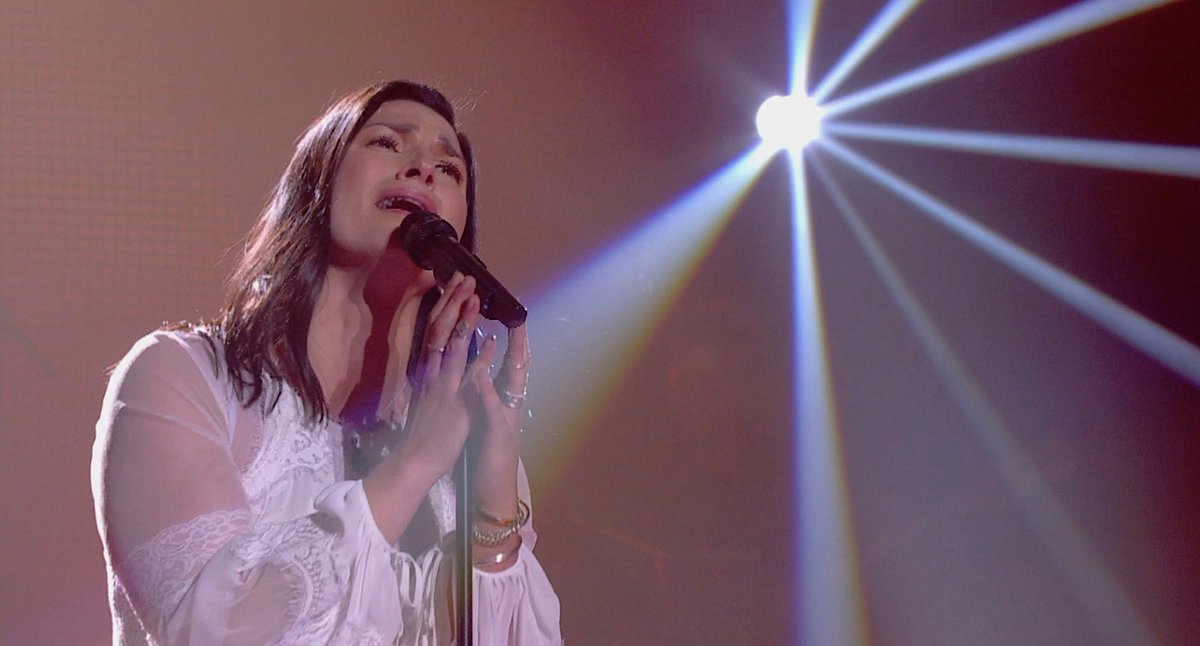 La magie envahit le studio! <a href="/karinelabellemu/">Karine Labelle</a> chante «Une chance qu’on s’a» de Jean-Pierre Ferland. #LaVoixTVA #ÉquipeÉric