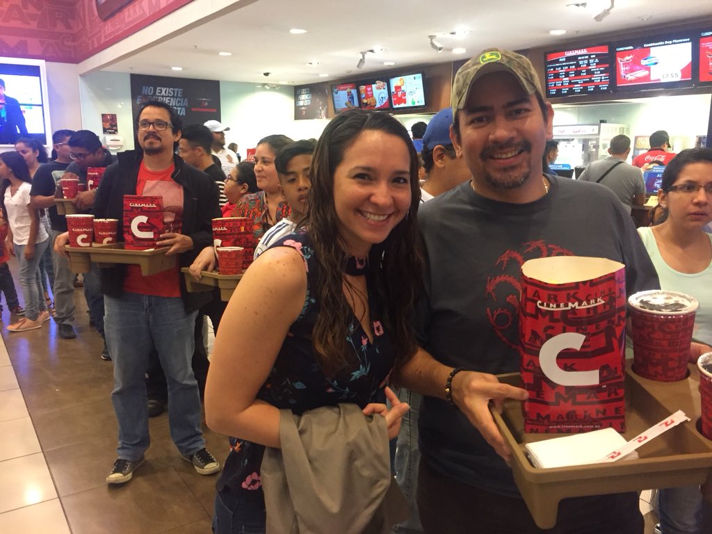 DSportsEC's tweet photo. El cine no puede ser sin 🍿🥤 ¡Los #DIRECTVFans están listos para ingresar a la sala de #TheWalkingDead!
🔁RT si eres de los que comen en el cine. https://t.co/GTd748fZn4