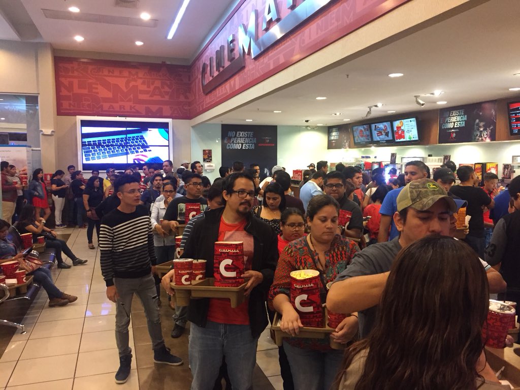 DSportsEC's tweet photo. El cine no puede ser sin 🍿🥤 ¡Los #DIRECTVFans están listos para ingresar a la sala de #TheWalkingDead!
🔁RT si eres de los que comen en el cine. https://t.co/GTd748fZn4