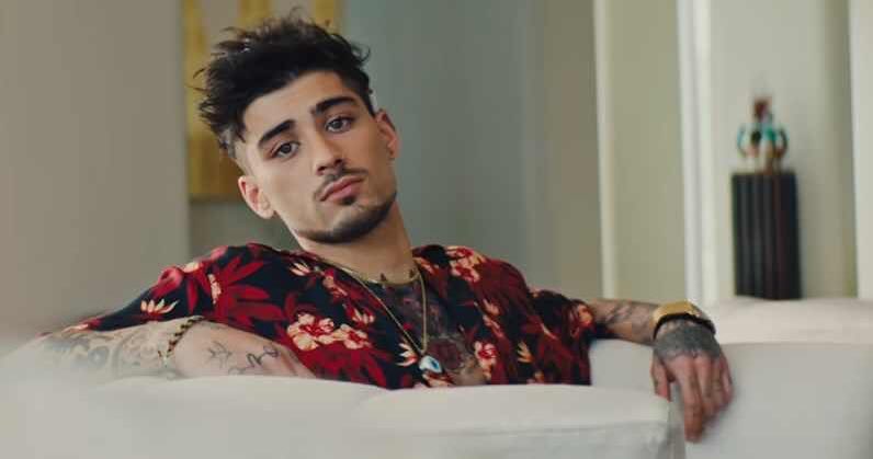 zayndailynews's tweet photo. [IG] sssworldcorp: Mr Malik wearing his favourite SSS shirt (the Weed Hibiscus Magnum) in his new vid, Let Me.

#StreamLetMe: https://t.co/MUQQamIeO1 https://t.co/Q3mQE39FeI