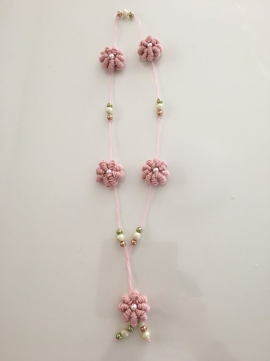 nananoah_ka's tweet photo. バリオンクロッシェのお花を首から下げるようにしました。お花🌸多かったかなぁ😅ビーズは以前通販で購入。その時ビーズはイメージと違う。放ってましたが…💡いい感じになりました😊
#okoni 5
#minne https://t.co/oYmOIPqVbS