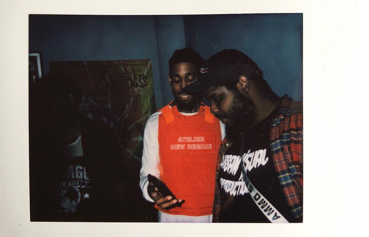 FRESH_SIDE's tweet photo. 1.. 2.. my hunnids blue.. 3.. 4.. roll some more 🤦🏽♂️💵🤘🏽 #yungnegus2 #freshsidetwins #devonmilan #thelinkup #privateparty #ammostilo #workingondying #philly https://t.co/3VQeh8hEMd
