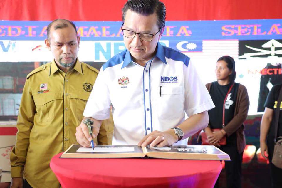 komunikasi_gov's tweet image. Majlis Perasmian Program Fiesta NBOS Mesra Rakyat Bentong telah disempurnakan oleh YB Dato’ Sri Liow Tiong Lai, Menteri @MOTMalaysia di SMAP Bentong,Pahang pd 15/4/18. Terima kasih YB Dato&apos; Sri turut meluangkan masa melawat ke booth KKMM
#KKMM
#FiestaNBOS