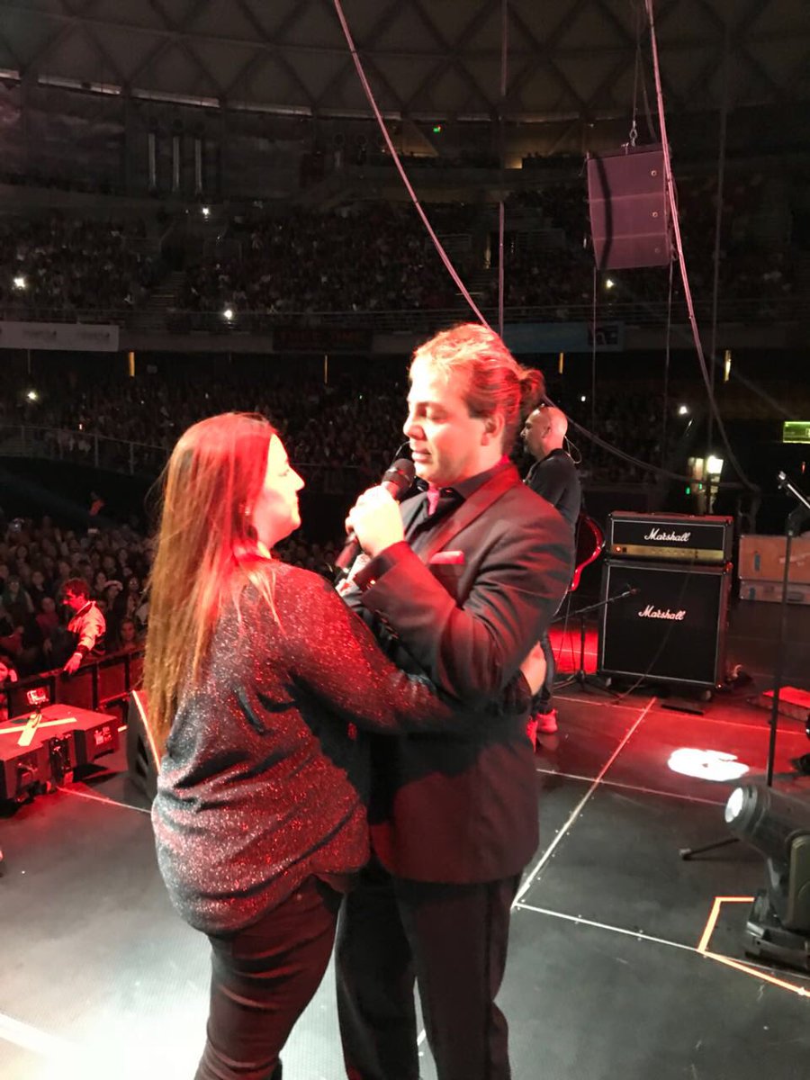 ElRitualChile's tweet photo. Nuestra presidenta @janetmartinezv recibiendo el reconocimiento público de @CristianCastro frente a un Movistar Arena repleto! https://t.co/WH2YbfFNNs