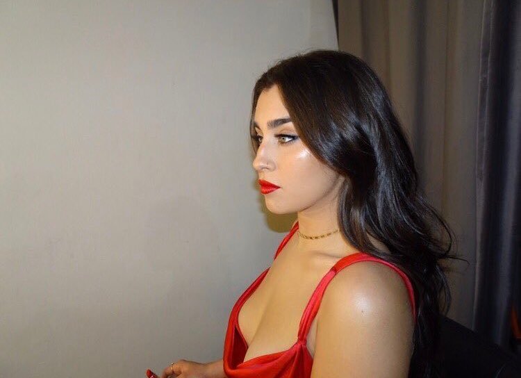 CamrenFetus_'s tweet photo. A Lauren de vermelho é a minha religião https://t.co/3e3YXaNo0k
