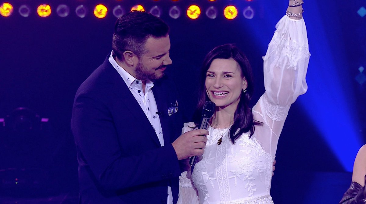 <a href="/karinelabellemu/">Karine Labelle</a> passe en demi-finale! FÉLICITATIONS! #LaVoixTVA! #ÉquipeÉric