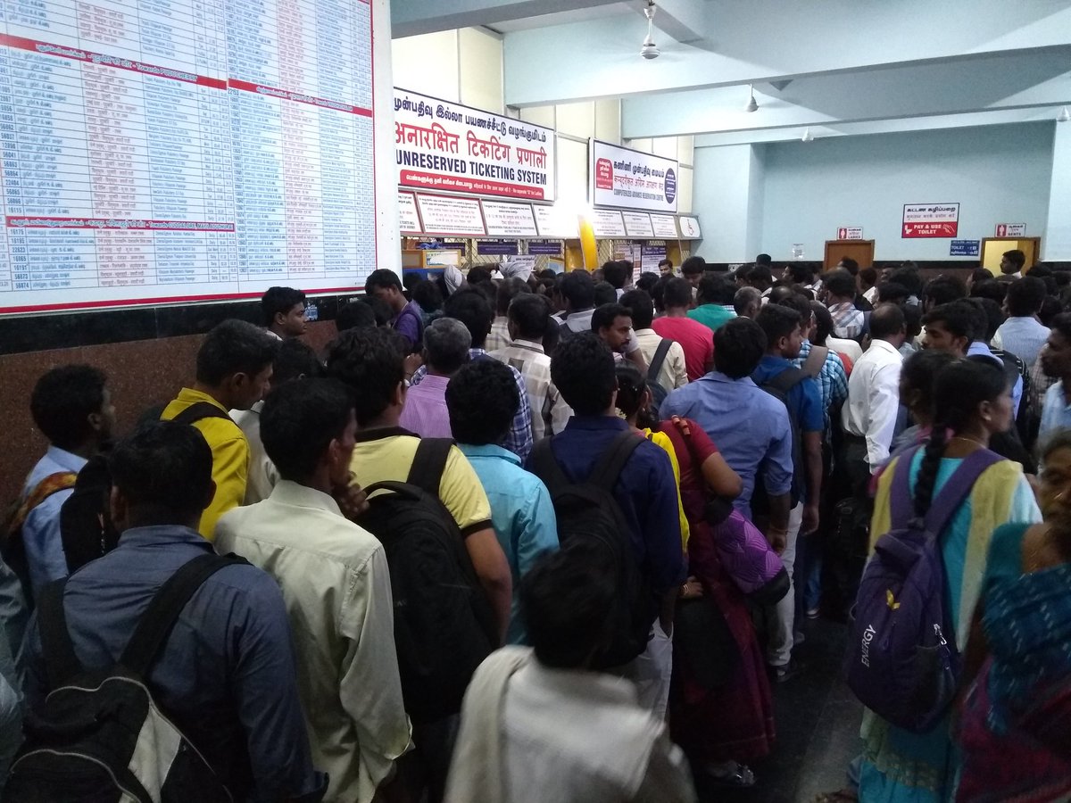 kalpetashok's tweet photo. Thanks #Indianrailway for avoided me from this 'Q' & last minute rush. #UTS #Paperlessticket. @sureshpprabhu https://t.co/szQ1Wp03vb