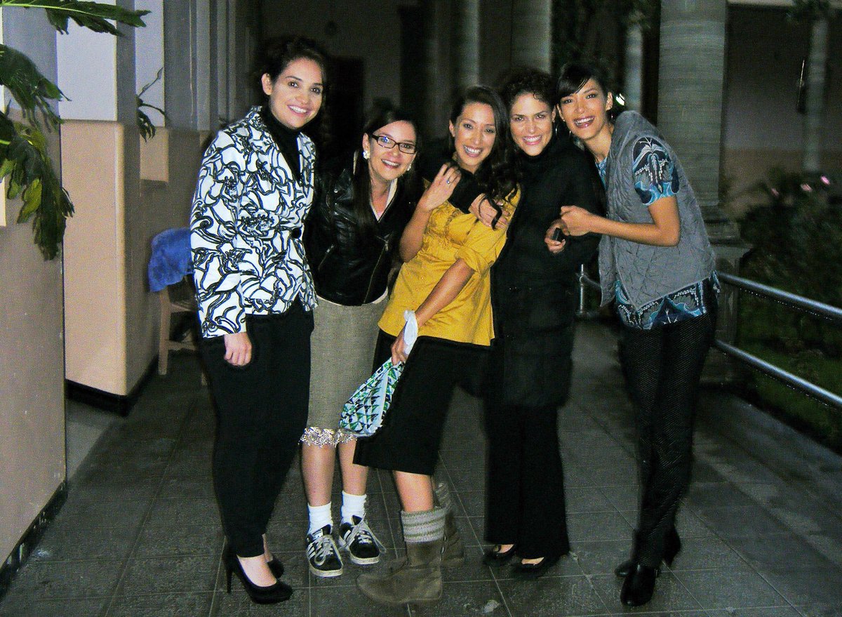 alealeb's tweet photo. #domingoderecuerdos @Loquecallamoslm 2010 “Lazos de Dolor”. Elenco deli pa compartir el set y llamados llenos d buena vibra compartiendo locación c otros elencos grabando en la misma semana. Increíble época. @_MCFelix_ @bere_zavala @brendaGeorgette @perkins_carmen #MariaRebeca https://t.co/nydZRIT454