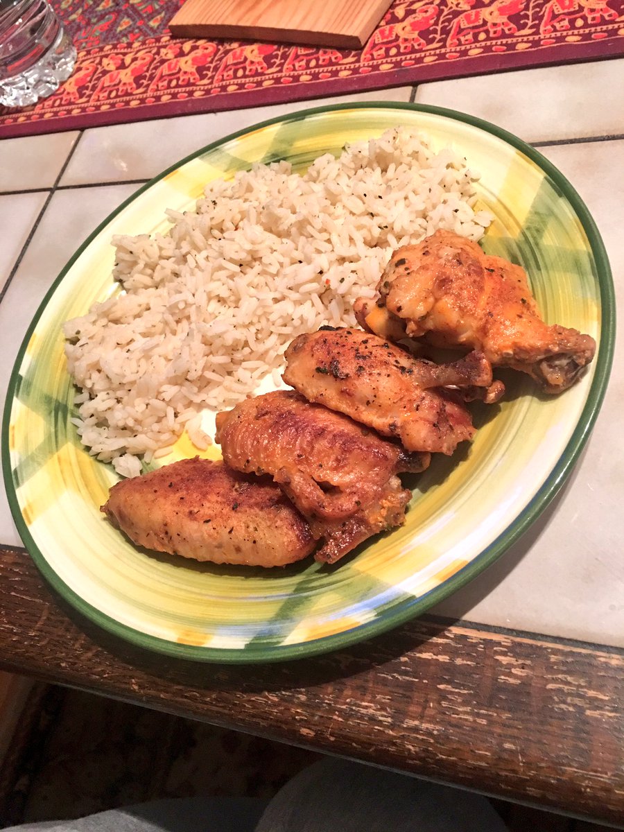 pullupaplatewma's tweet photo. Wangs and thangs 😈 soooo goood!! #dinner #dinnertime #food #foodie #foodies #wings #rice #yum #delicious https://t.co/PiidJZqpHR