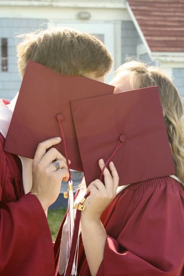 He cumplido una de mis mayores metas, pero sin imaginarlo, la he cumplido junto a la mejor chica que he conocido. Lo hemos logrado, cariño. Hay un mundo que nos espera, vamos a conquistarlo juntos👩🏻‍🎓👨🏻‍🎓