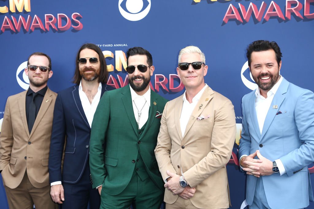 CMT's tweet photo. VOCAL GROUP OF THE YEAR GOES TO... @OldDominion!🏆 #acmawards https://t.co/XQHEmL0pMC