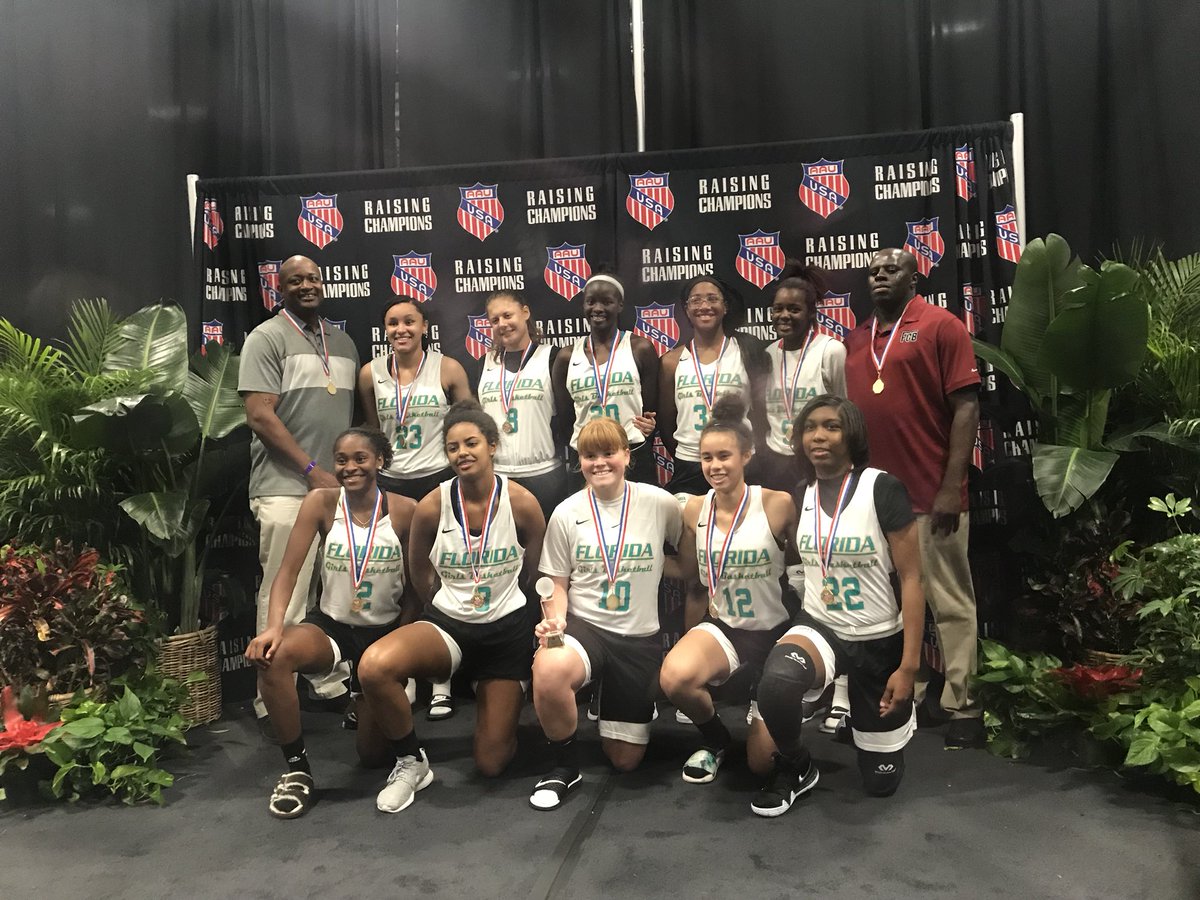 TWBBasketball1's tweet photo. Proud of my player #12 @sophia_jones12 Coaches keep an 👀👀 on her this summer as shes running with @FGBvsEveryone this Summer #twbdevelopment #payattention #GoalMiner #pgc #exit21 #whosenext #playing4douglas https://t.co/MF3tvAIe0y