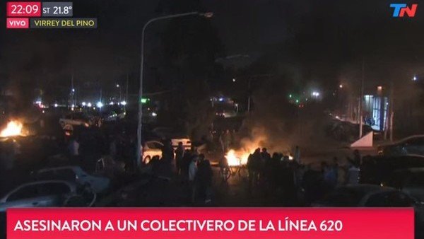 clarincom's tweet photo. Paro de 24 horas en las líneas de colectivos del oeste bonaerense tras el asesinato del chofer https://t.co/YhZCaCtUiy https://t.co/geXpszX6Ke