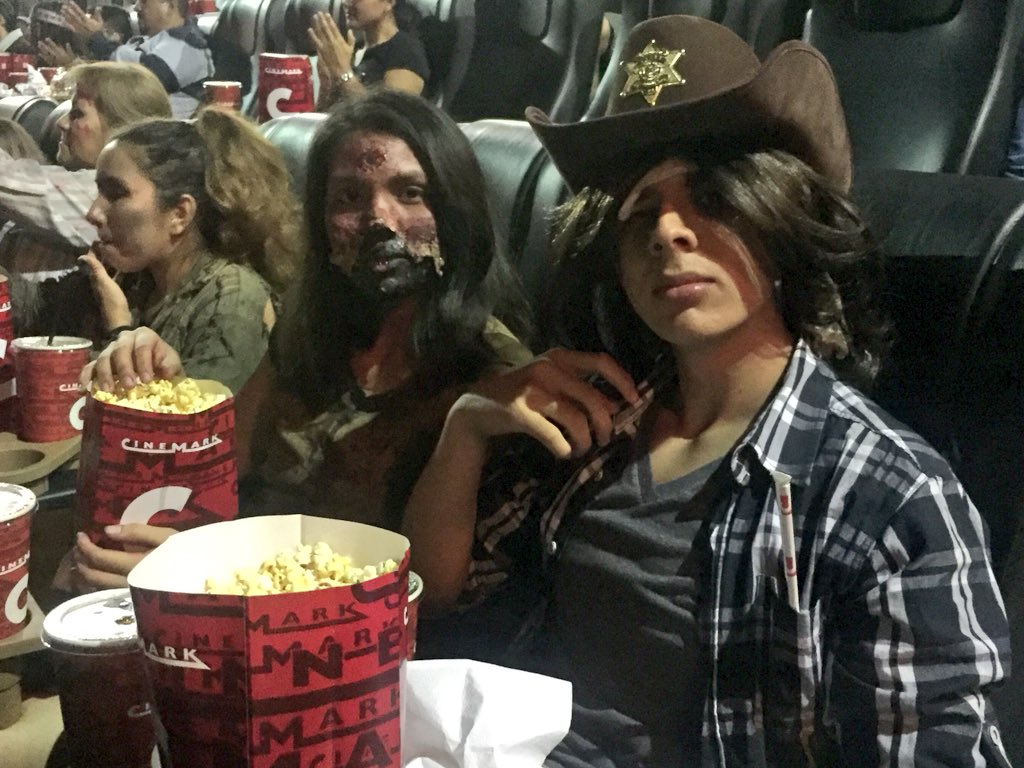 DSportsEC's tweet photo. #DIRECTVFans premió a clientes con entradas a @CinemarkEC para ver el episodio final de #TWDxDIRECTV 📽🍿🥤 Ellos se transformaron en zombies y protagonistas y ahora disfrutan de la serie de @FOXPremiumLat en la gran pantalla. https://t.co/FVr6t6hRSX