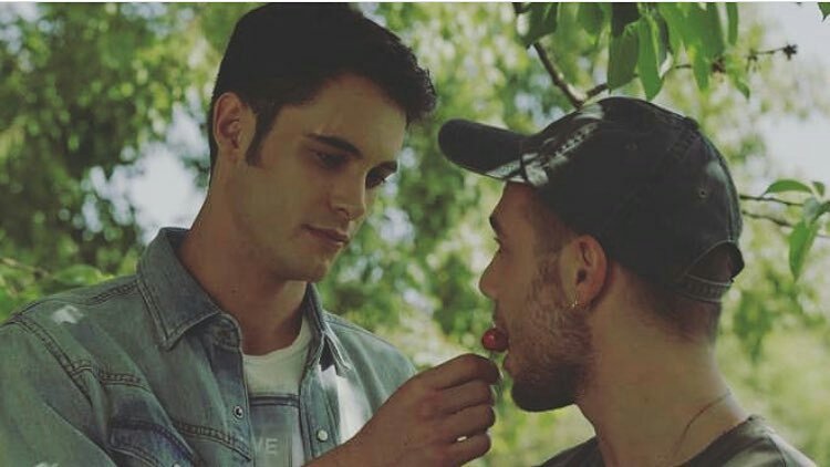 BrasilMerli's tweet photo. SPOILER CENA DA TERCEIRA TEMPORADA: Bruno e Pol passando pela sua tml. ❤ | #Merli https://t.co/vwuWsretbX