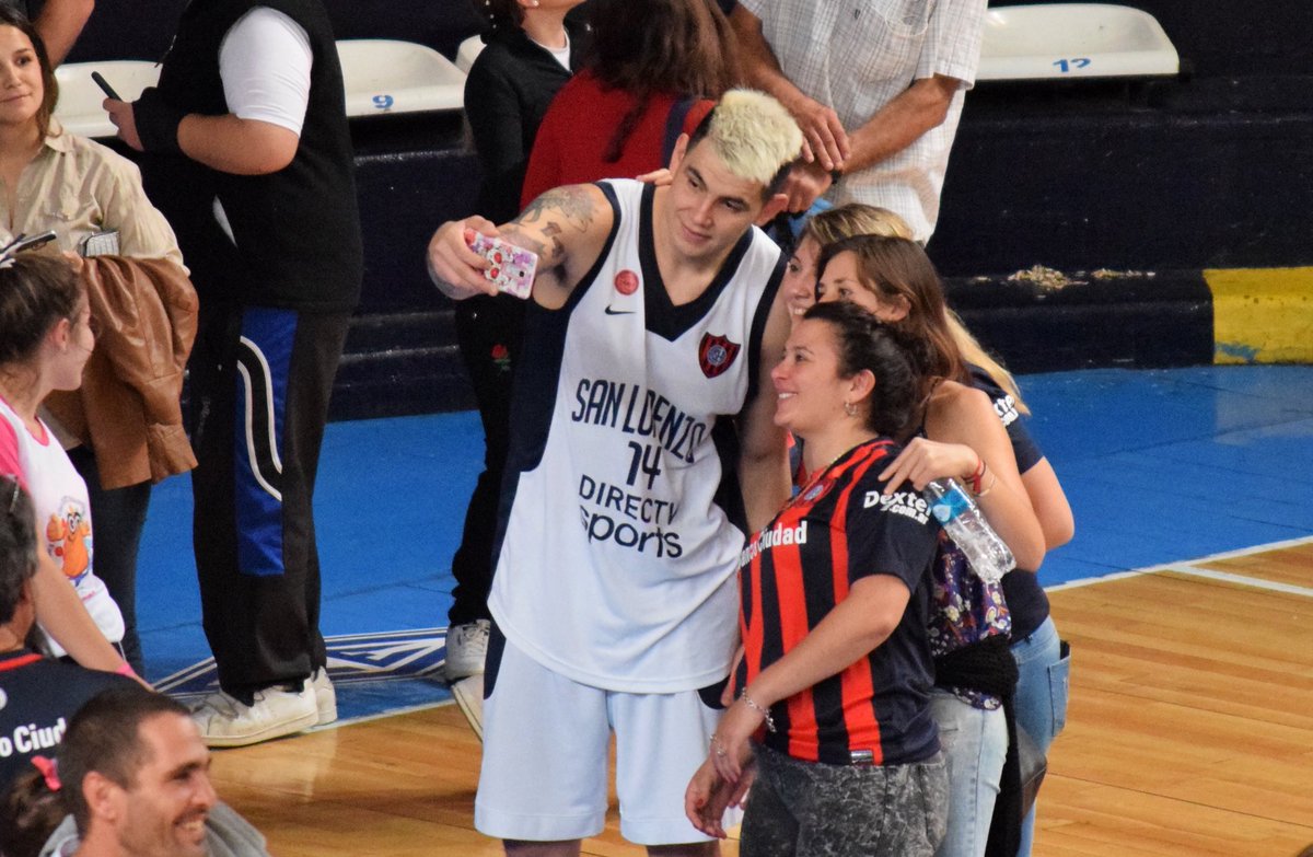 CASLABasquet's tweet photo. 🐢 🤳🏻 Campeón de la @LigaNacional, MVP de la @Ligamericas, figura y goleador en Bahía Blanca. Y además te saca la selfie. ¡@gabriel_deck, gracias por tanto! 👏 https://t.co/F4AARCLwGB