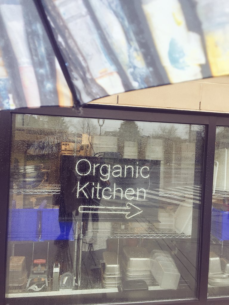 TurningGreenOrg's tweet photo. Is there any better neon sign than this?!? Thanks for feeding us the very best @MOMsOrganicMrkt ! #CCRT2018 #FLOSN #organic https://t.co/XkzCMdj7Rh