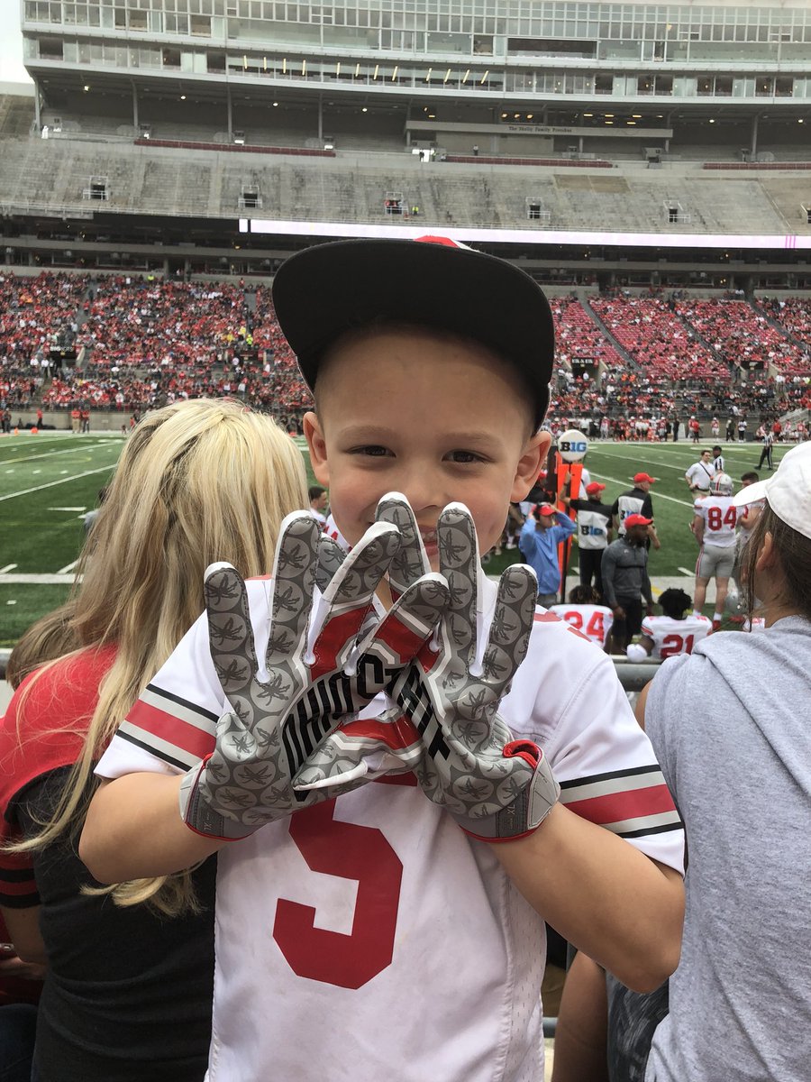 Ray_Martinez23's tweet photo. Cannot thank @TheTerry_25 enough for giving my little boy Tre his game gloves. You have a fan for life 🙏🏾 best of luck this year and Go Buckeyes @OhioStFootball @BigTenNetwork @espn @CollegeGameDay https://t.co/pOQduTifwM